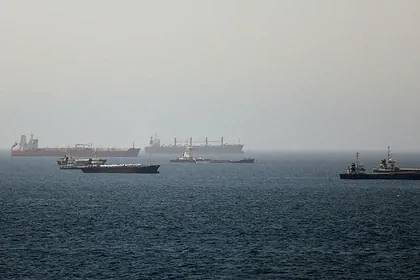 İran Hürmüz Boğazı'nda Yasak Bölgeyi Geçmeye Çalışan Tanker Alev Aldı