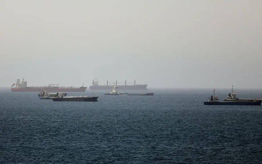 İran Hürmüz Boğazı'nda Yasak Bölgeyi Geçmeye Çalışan Tanker Alev Aldı