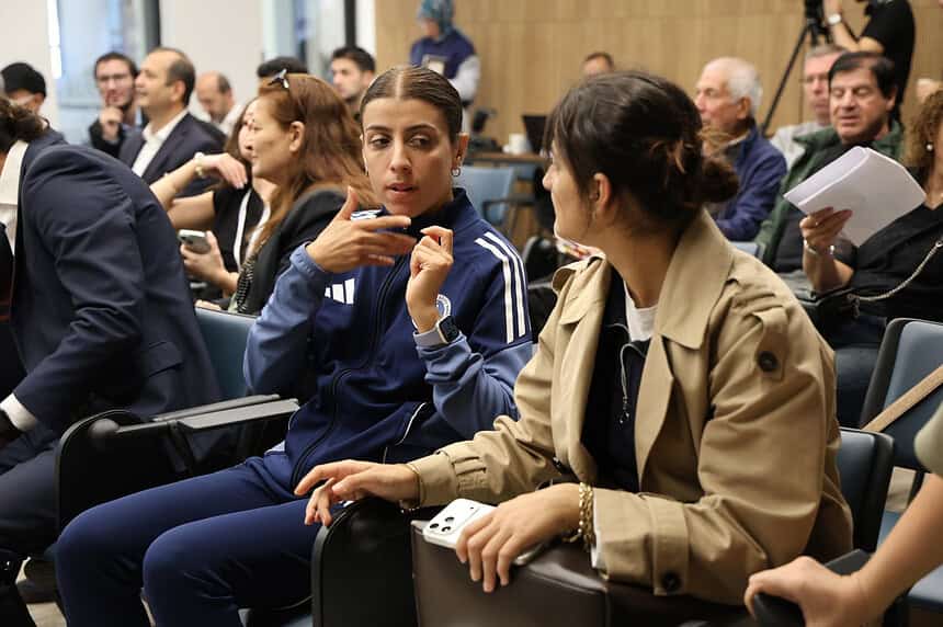 16. Uluslararası Kocaeli Kitap Fuarı'nda Engelsiz Erişim: İrem Topaloğlu İşaret Diliyle Söyleşilere Katıldı!