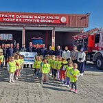 Miniklerin İtfaiye Heyecanı: Yangın Güvenliğini Araç Eşliğinde Uygulamalı Öğrendiler!