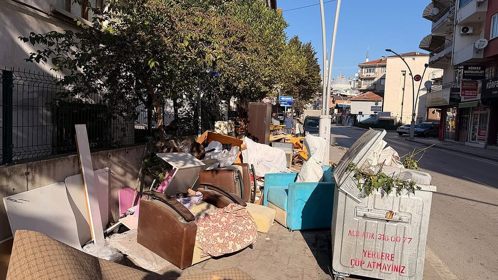 İzmit Bağdat Caddesi’nde Akılalmaz Görüntü: 2 Yıldır Her 10 Günde Bir Aynı Çile!