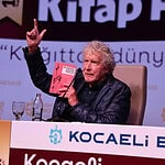 John Perkins'ten Kocaeli'de Çarpıcı Mesajlar: "Kapaktaki Silah Artık Kendi Ülkeme Yöneldi"