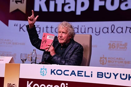 John Perkins'ten Kocaeli'de Çarpıcı Mesajlar: "Kapaktaki Silah Artık Kendi Ülkeme Yöneldi"