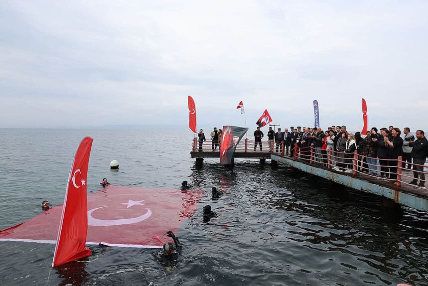 Türk Bayrağı Denizden Yükseldi: Karamürsel’de KARSAD Dalgıçlarından Anlamlı Gösteri!