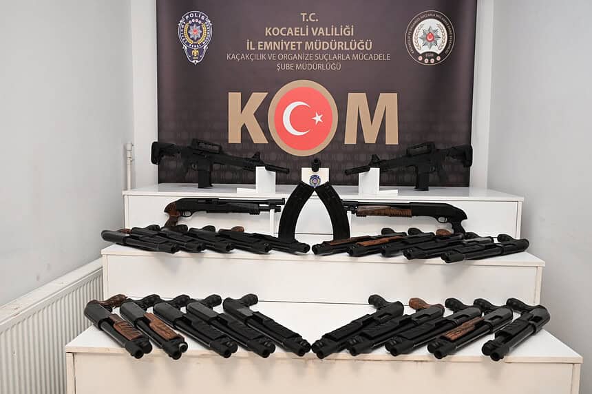 Kocaeli Körfez D-100'de Kaçak Silah Operasyonu: 25 Yivsiz Av Tüfeği Ele Geçirildi!