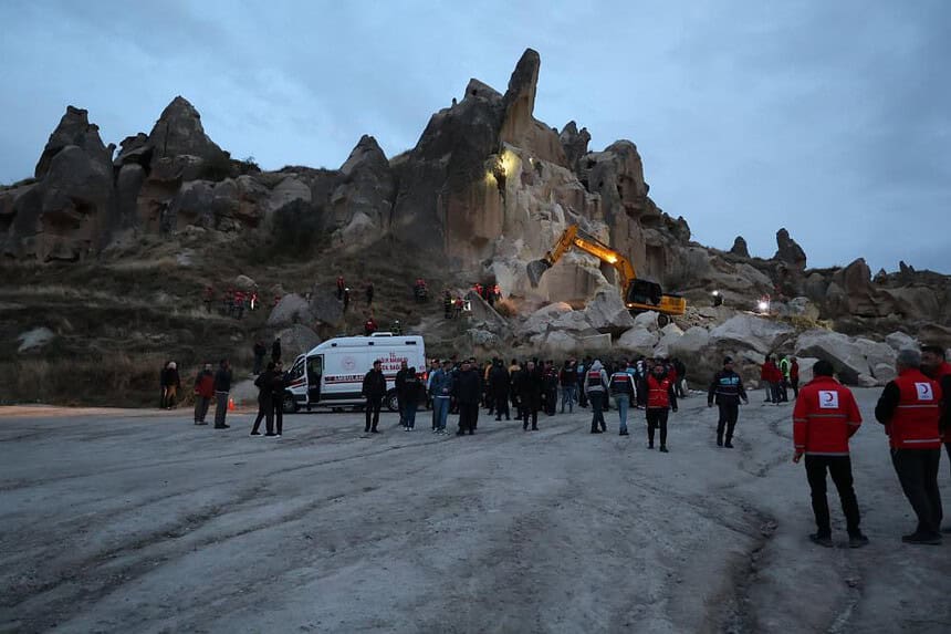 Kapadokya'da yıkılan peribacasının altında kalan 1 kişinin cansız bedenine ulaşıldı