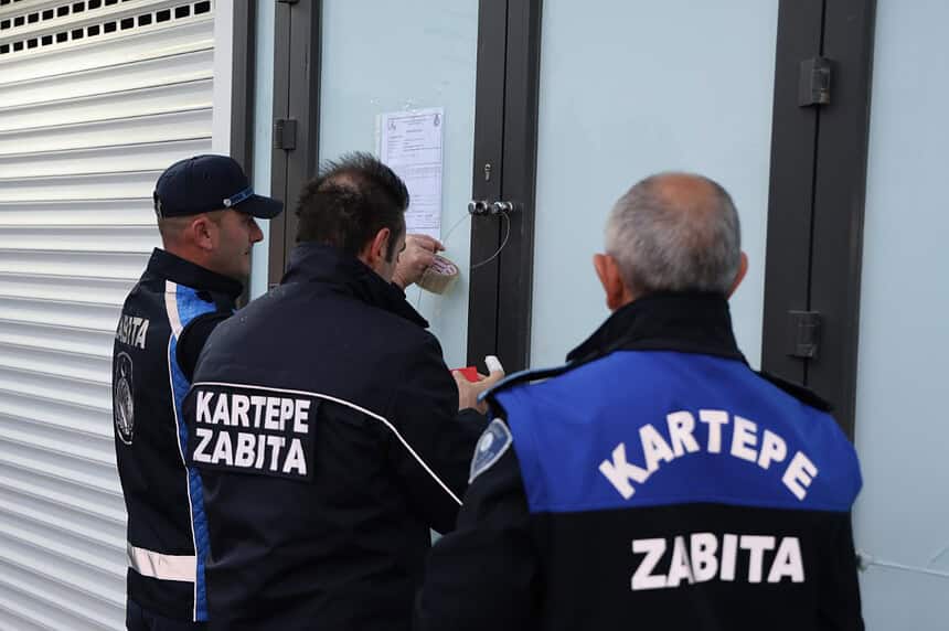 5 Kez Uyarılmasına Rağmen İhlallere Devam Etti: Kartepe'deki O Market Mühürlendi!