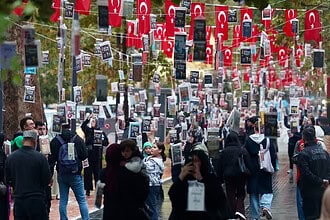 İzmit Cumhuriyet Bulvarı’nda Ağaçlar Kitap Açtı: 5 Bin Kitap 2 Dakikada Toplandı!