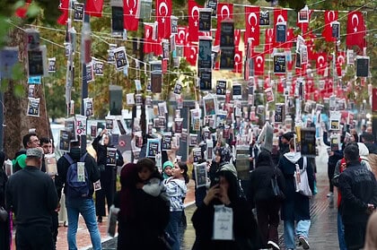 İzmit Cumhuriyet Bulvarı’nda Ağaçlar Kitap Açtı: 5 Bin Kitap 2 Dakikada Toplandı!