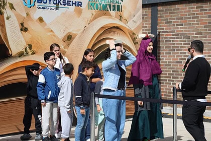 16. Kocaeli Kitap Fuarı’nda Renkli Anlar: “Başımın Üstünde Yerin Var” Oyunu İlgi Odak Oldu!