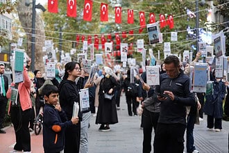 Fotoğraflarla İzmit Cumhuriyet Meydanı: Kitap Açan Ağaçlar!