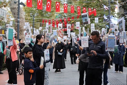 Fotoğraflarla İzmit Cumhuriyet Meydanı: Kitap Açan Ağaçlar!