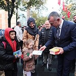 Başkan Tahir Büyükakın Elleriyle Kitap Dağıttı: İzmit Cumhuriyet Bulvarı’nda Renkli Görüntüler!