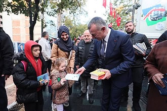Başkan Tahir Büyükakın Elleriyle Kitap Dağıttı: İzmit Cumhuriyet Bulvarı’nda Renkli Görüntüler!