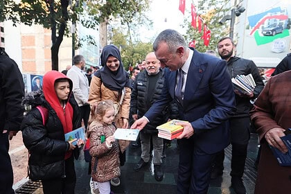 Başkan Tahir Büyükakın Elleriyle Kitap Dağıttı: İzmit Cumhuriyet Bulvarı’nda Renkli Görüntüler!