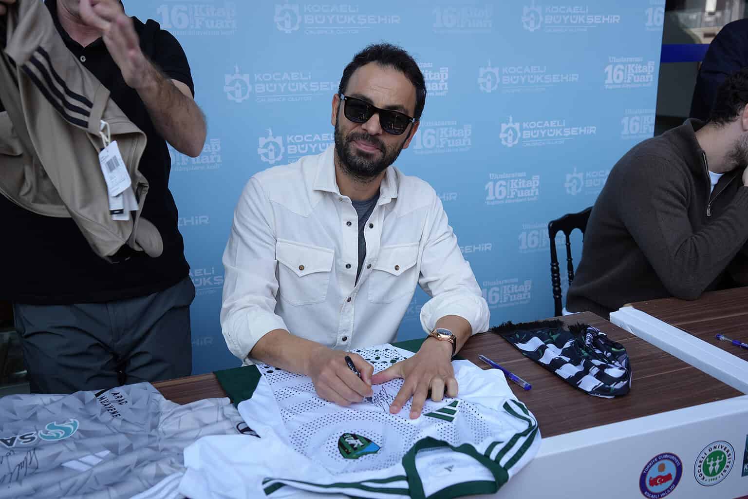 Kitap Fuarında Şölen Havası: Selçuk İnan Ve Kocaelisporlu Futbolcular Taraftarla Buluştu!