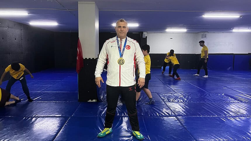 Kocaelili Milli Güreşçi Nazmi Kahveciler 50 Yaşında Dünya Şampiyonu Oldu!