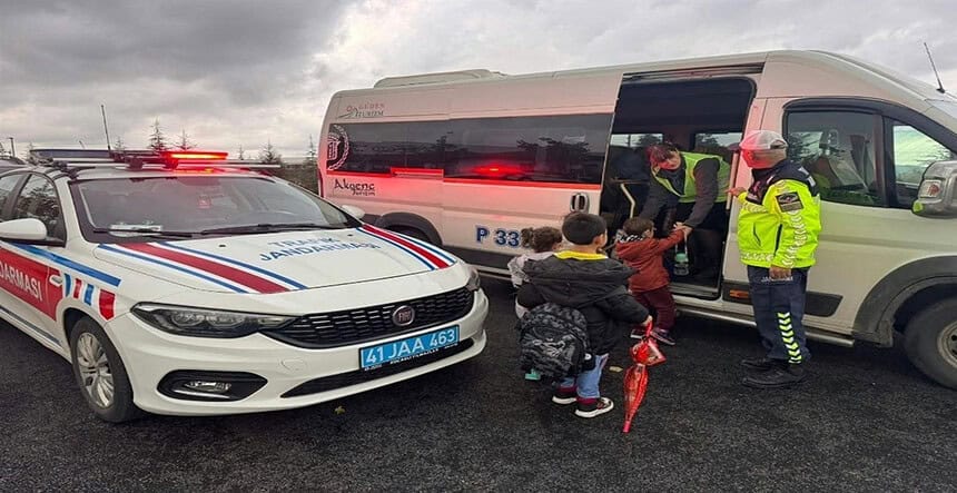 Kocaeli’de Okul Çevrelerinde Sıkı Denetim: Jandarma Yüzlerce Noktayı Kontrol Etti!