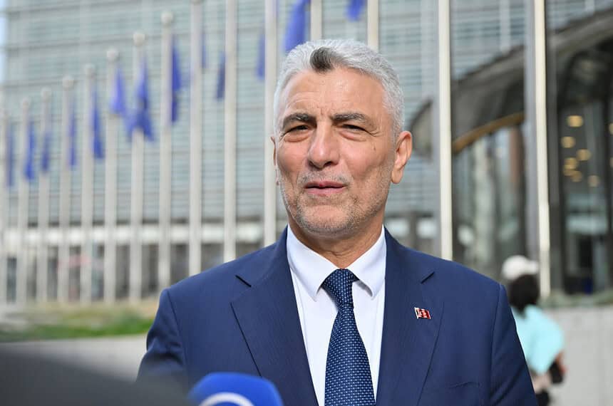 "Krizden Önce Parasını Çekti" İddiasına Sert Cevap: Bakan Ömer Bolat Tüm Detayları Açıkladı!