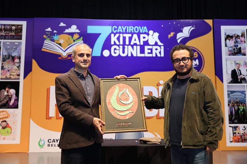 Oytun Erbaş Çayırova'da Sevenleriyle Buluştu: "Çocuklara Vicdanlı Olmayı Öğretmeliyiz"