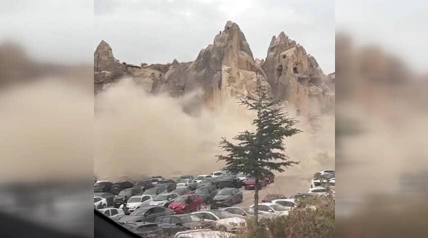 Kapadokya'da peribacasının çökme anı kamerada!