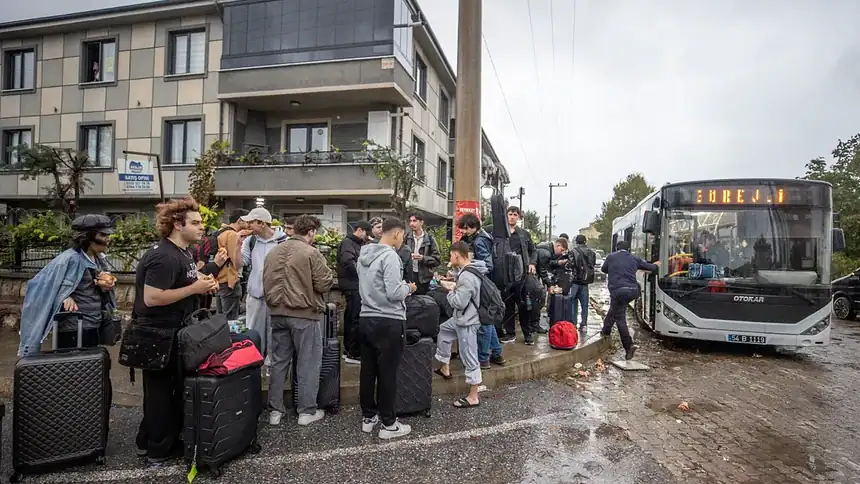Sakarya'da KYK Yurdunu Sel Bastı! Mahsur Kalan 700 Öğrenci Tahliye Edildi
