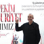İzmit'te 29 Ekim Coşkusu: Sunay Akın "Cumhuriyet’e Giden Yol" Gösterisi Ve Ödül Töreniyle İzmitlilerle Buluştu!