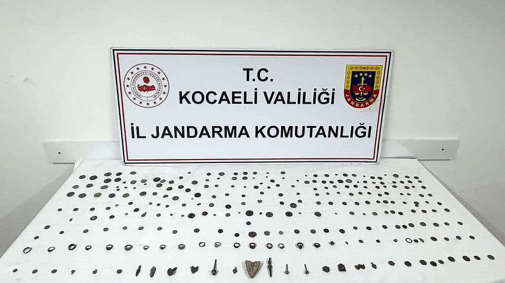 Kocaeli Dilovası’nda Tarihi Eser Operasyonu: Araçta Yüzlerce Yıllık Sikkeler Ele Geçirildi!