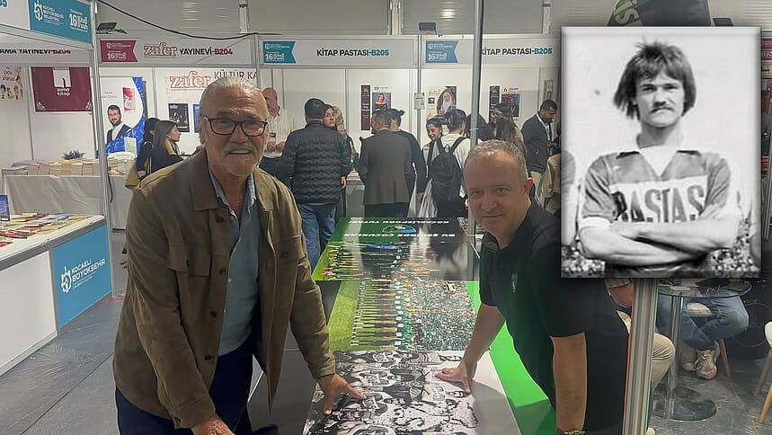Kocaelispor Efsanesi Tarkan Kamil Kocaeli Kitap Fuarı'nda 46 Yıllık Fotoğrafını İmzaladı!
