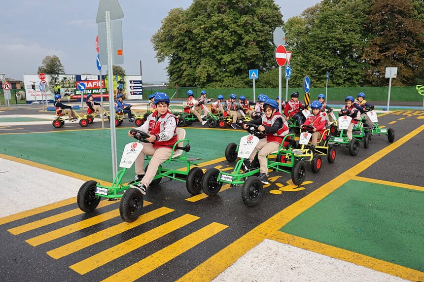 Kartepeli Minikler Direksiyon Başına Geçti: Pedallı Araçlarla Eğlenceli Trafik Dersi!