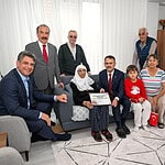 29 Ekim Öncesi Kartepe'de Duygusal Buluşma: Vali Aktaş Cumhuriyetle Yaşayan Asırlık Çınarları Evlerinde Ziyaret Etti!