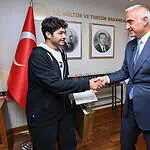 Taşımalı Eğitimle Başlayan Yolculuk Hacettepe Tıp’ta Bitti: Bakan Ersoy Gururlandıran Başarıyı Tebrik Etti!