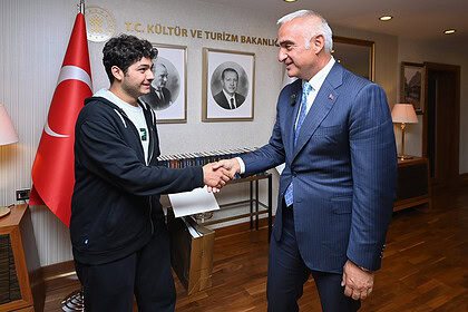 Taşımalı Eğitimle Başlayan Yolculuk Hacettepe Tıp’ta Bitti: Bakan Ersoy Gururlandıran Başarıyı Tebrik Etti!