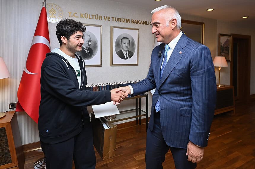 Taşımalı Eğitimle Başlayan Yolculuk Hacettepe Tıp’ta Bitti: Bakan Ersoy Gururlandıran Başarıyı Tebrik Etti!