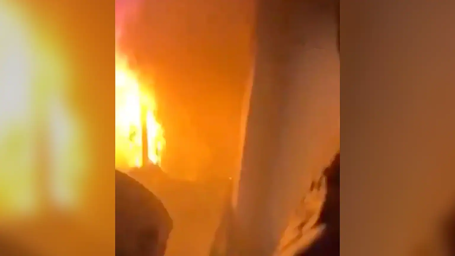 Alevler Arasında Mahsur Kalan Kız Çocuğunu Çevredekiler Kurtardı