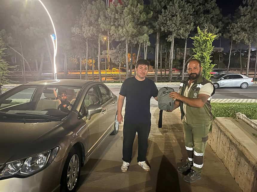 Ağacın Altındaki Çantayı Açınca Gözlerine İnanamadı! İçi Altın Dolu Çantayı Sahibine Teslim Etti!