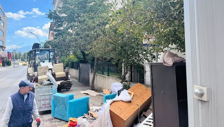İzmit Belediyesi Mehmet Ali Paşa'daki Çöp Yığınını Temizledi!