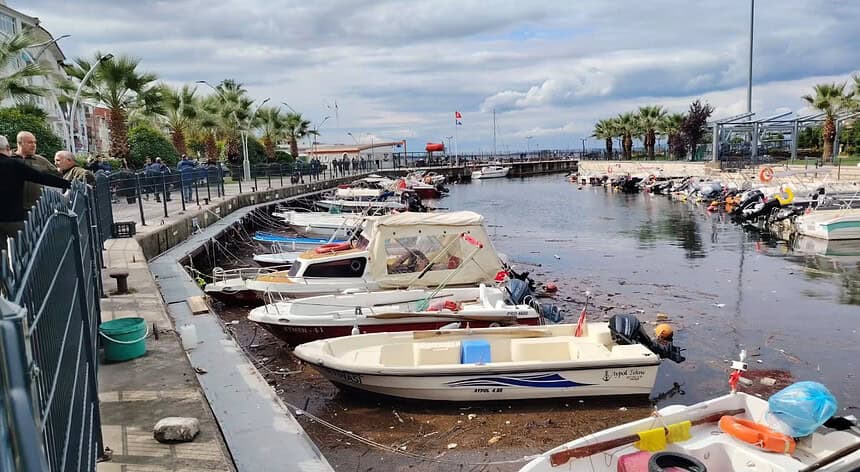 Kocaeli Karamürsel'de Fırtına Amatör Balıkçı Teknelerinde Hasara Yol Açtı!