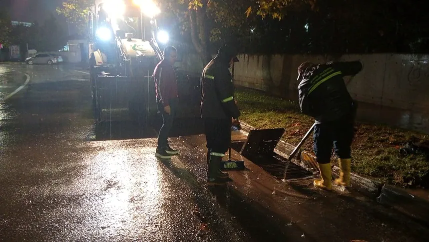 Çayırova’da Gece Boyu Mazgal Mesaisi: Ekipler 3 Grupla Sağanağa Karşı Koştu