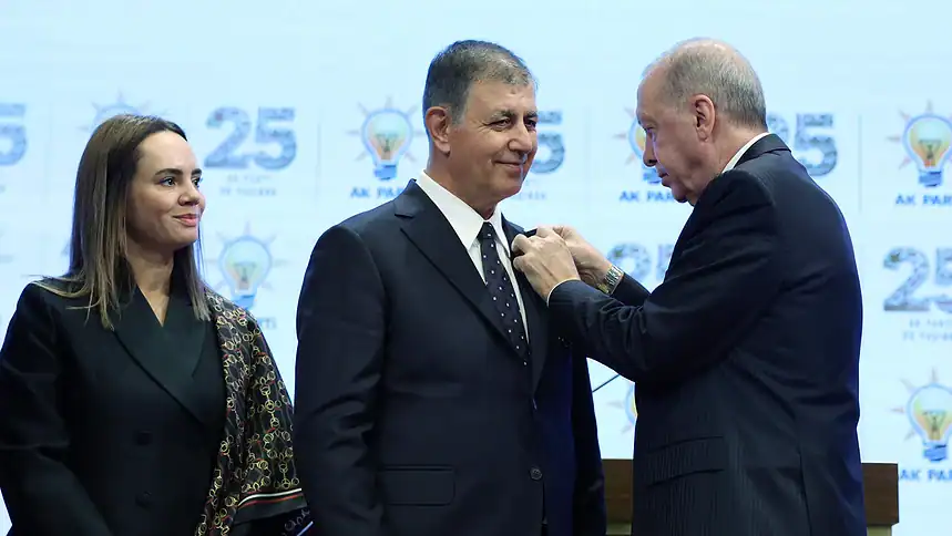 Cemil Tugay AK Parti'ye Katıldı: Rozetini Erdoğan Taktı