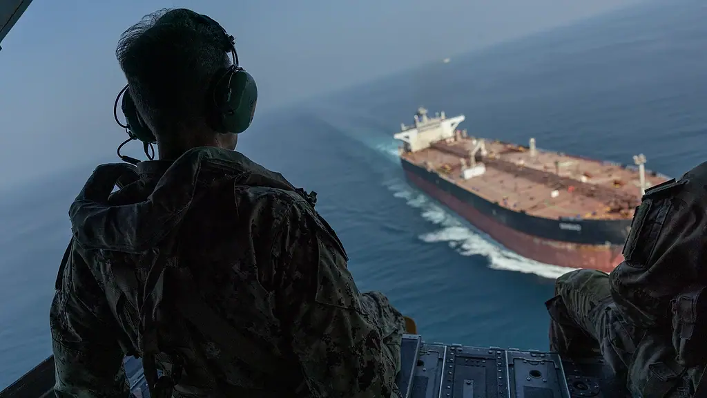 CENTCOM Komutanı Cooper Helikopterle Hürmüz Boğazı’nı Denetledi: "Ana Güzergahlar İran'a Ait Deniz Mayınlarından Arındırılmış Durumda"