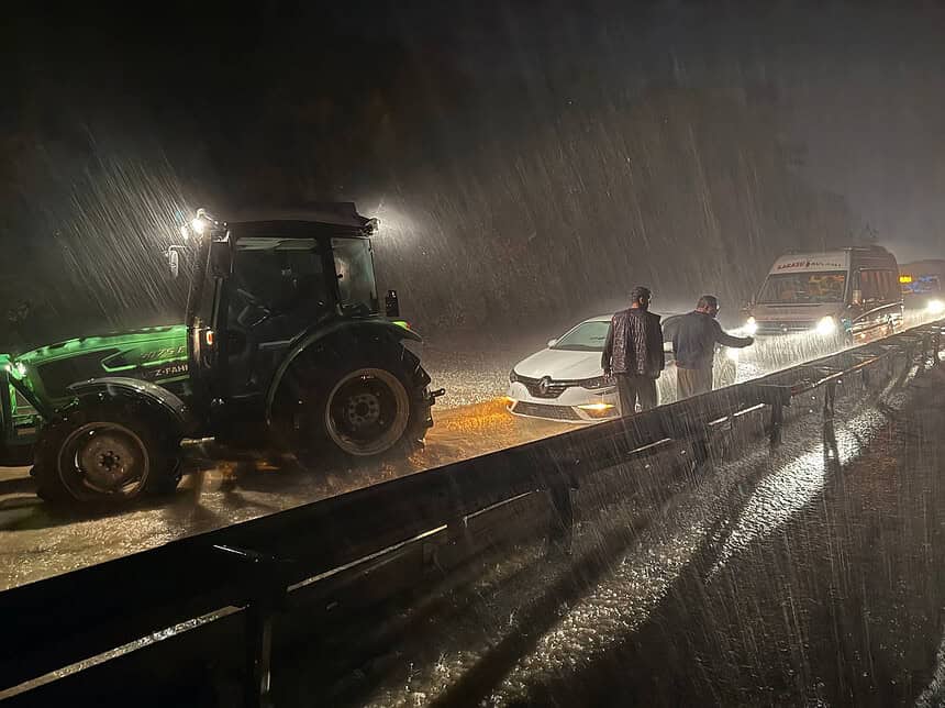Kocaeli'de Sel Nedeniyle Kapanan D-130'da Son Durum Ne? Yol Açıldı Mı?