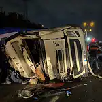 Dilovası TEM Otoyolu’nda Yan Yatan Tırın Sürücüsü Aracının Altında Kalarak Hayatını Kaybetti