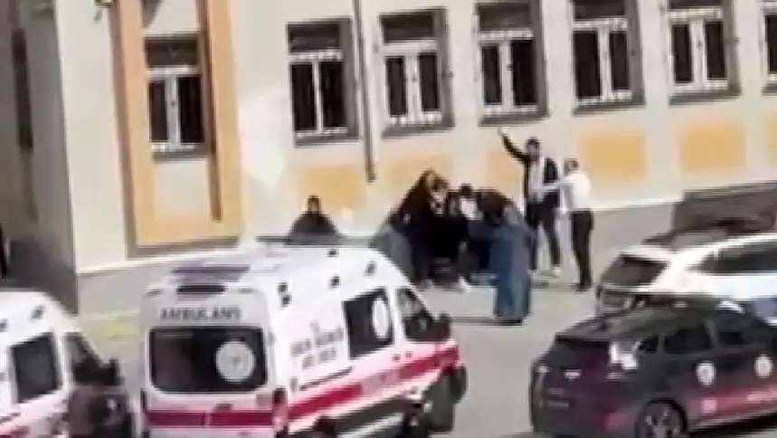 Esenyurt'ta 2 Arkadaşını Bıçaklayan Öğrenciye "Suçu ve Suçluyu Övme" Davası Açıldı