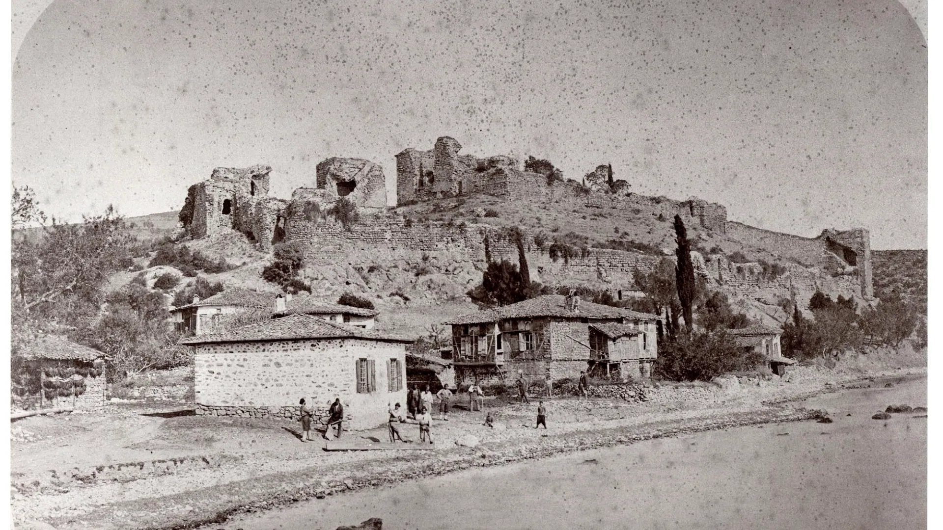 1870 yılında Eskihisar Kalesi'nin yıkık surları ve kıyıdaki köy evleri, Gebze Kocaeli
