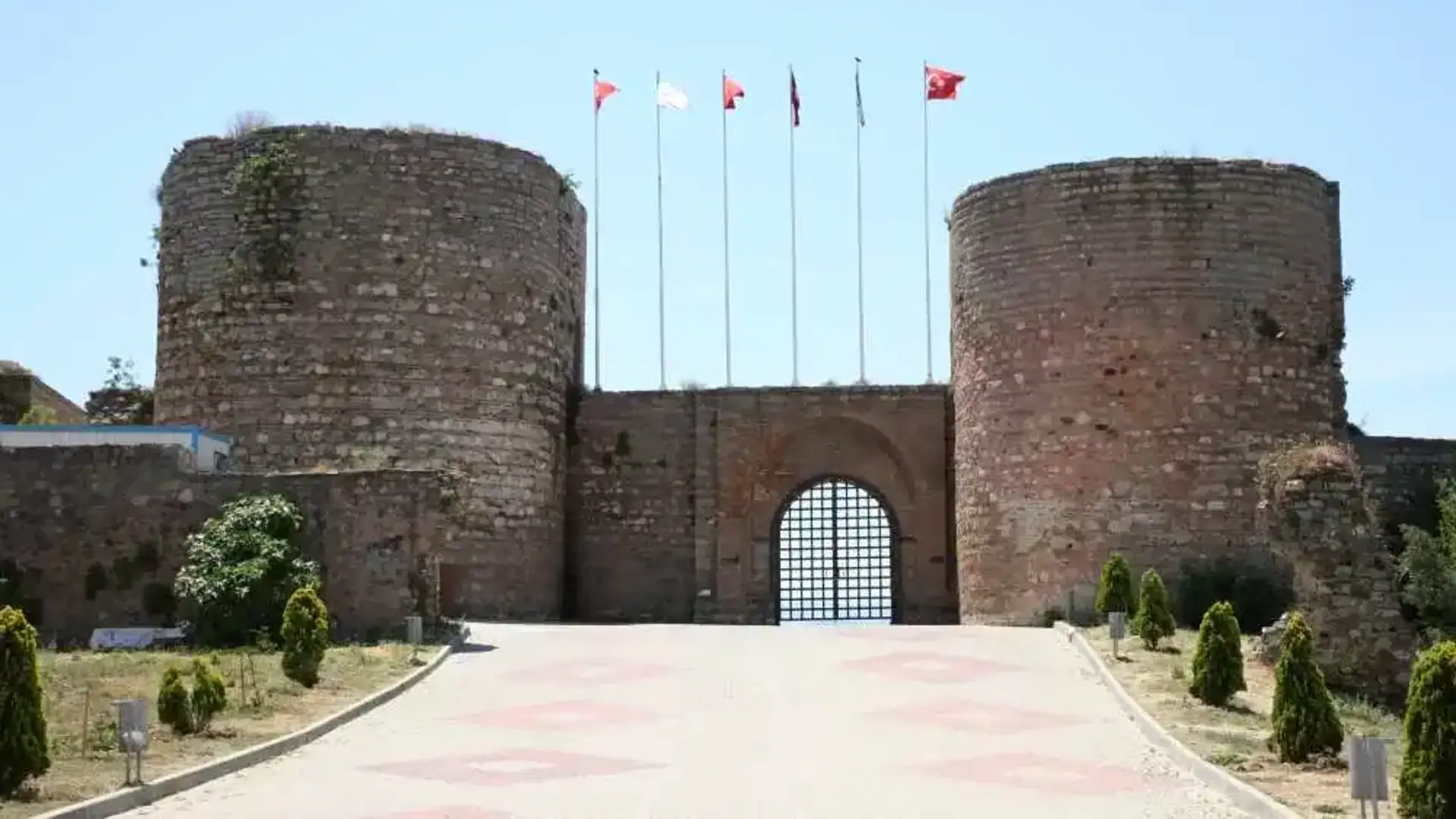 Kalenin iki yuvarlak burç arasındaki ana girişi, Gebze Kocaeli