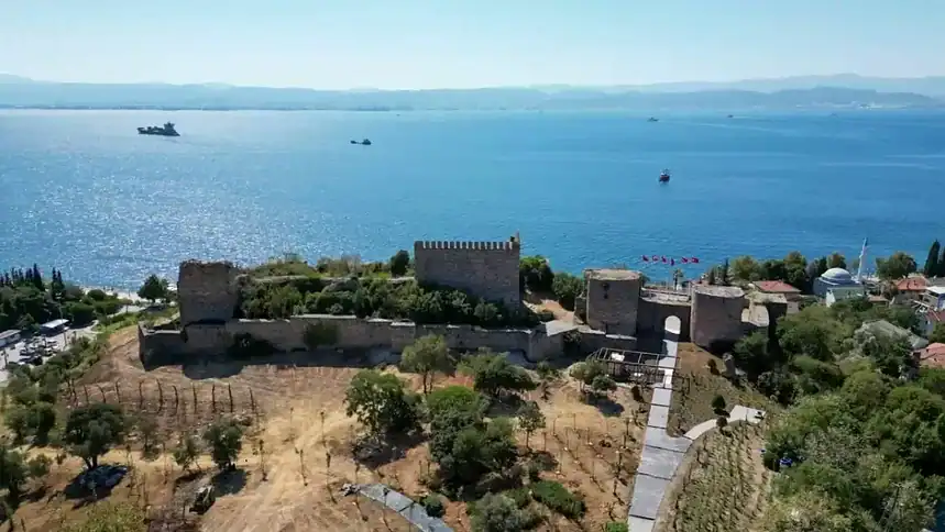 İzmit Körfezi kıyısındaki Eskihisar Kalesi ve Eskihisar Mahallesi'nin havadan görünümü, Gebze Kocaeli