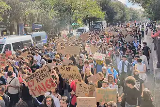 Fransa'da Öğrenci İsyanı Büyüyor: 215 Genç, 750 Polis Yaralandı