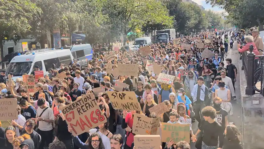 Fransa'da Öğrenci İsyanı Büyüyor: 215 Genç, 750 Polis Yaralandı