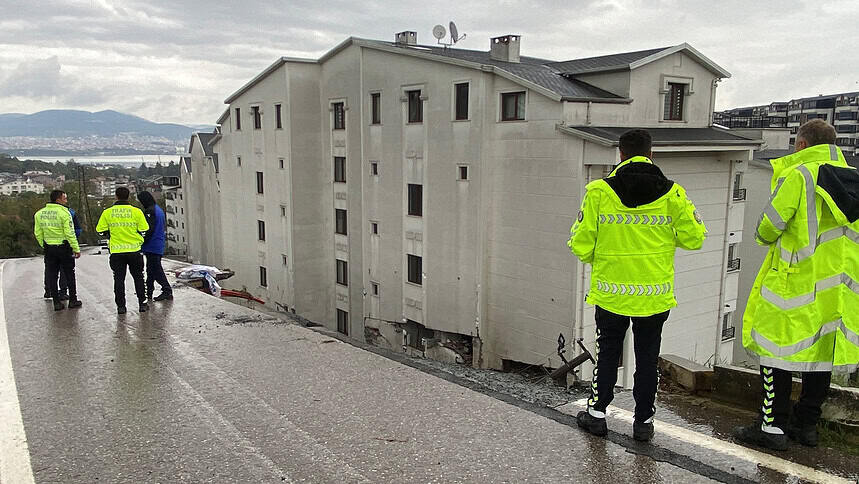 Gölcük Halıdere’de Şiddetli Yağış Alarmı: Toprak Kayması Riskiyle 65 Kişilik Bina Tahliye Edildi!